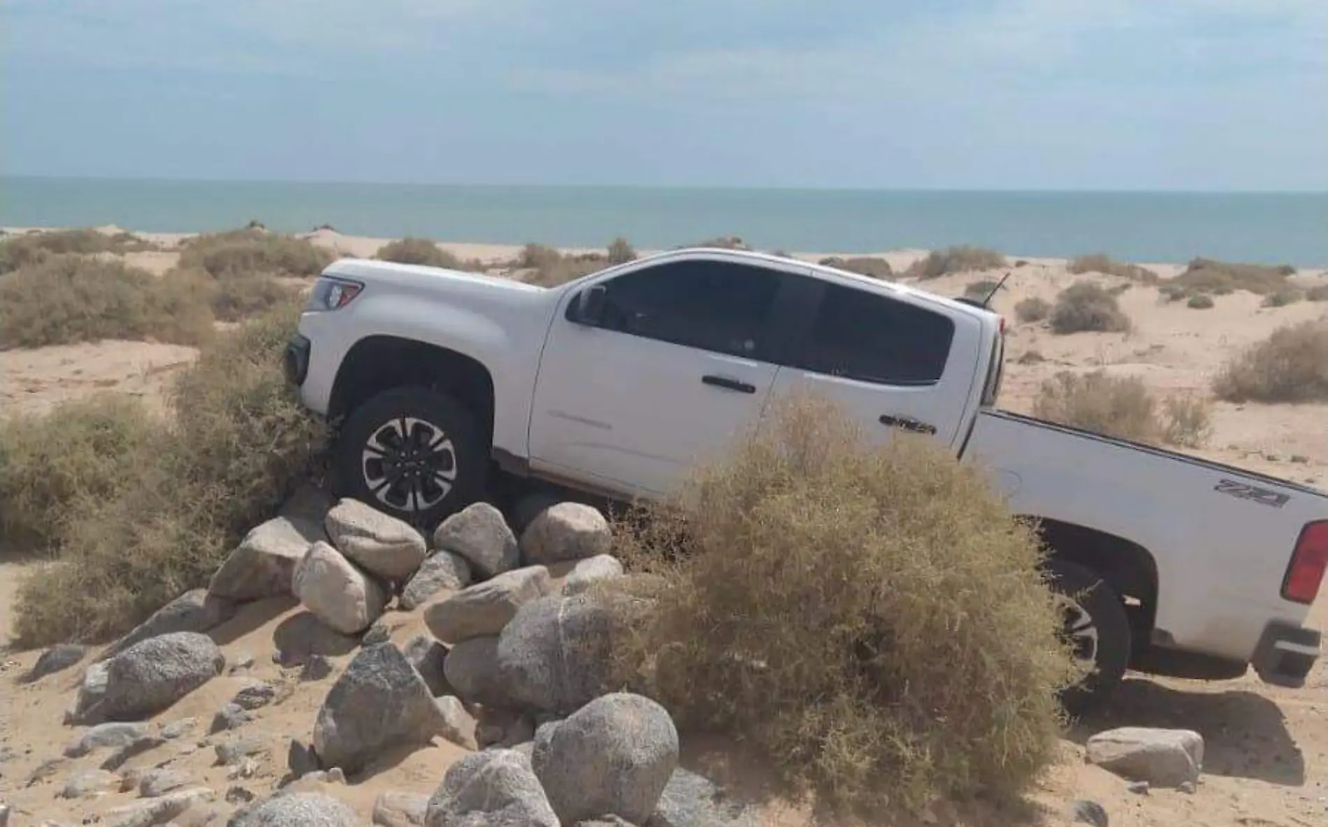 Así fue localizado el vehículo robado en cuyo interior estaba un rifle AR-15, por brecha cercana al poblado Golfo de Santa Clara.